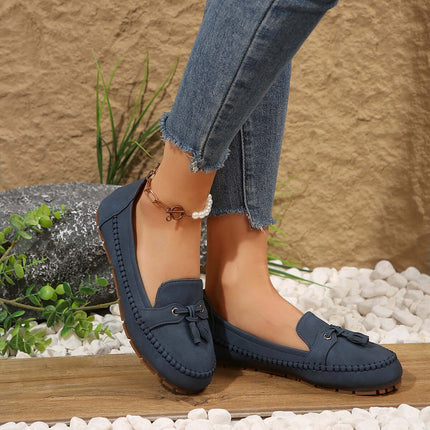 Women Round Head Loafers Non slip Soft Comfortable Flats displayed on a model in stylish denim jeans.