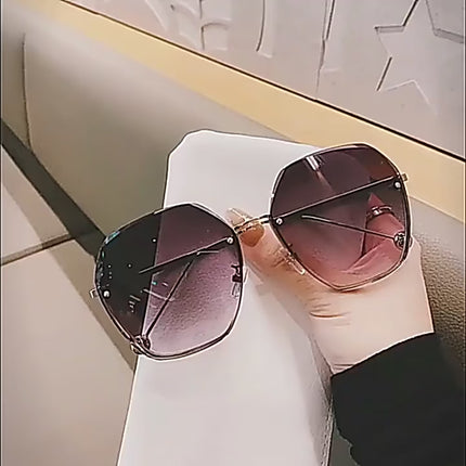 Elegant Fashion Sunglasses for a Slimming Face Look